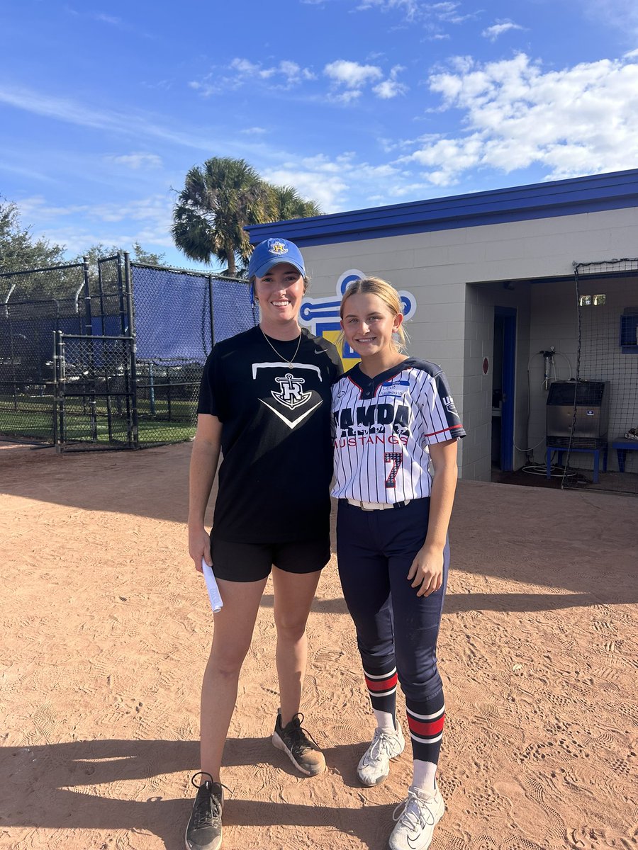 LexLofton2027's tweet photo. Thankyou for a great camp @RollinsSoftball! I enjoyed learning so many new things and hope to be back soon! @christine_roser💛💙 https://t.co/GDKVDiUGV2