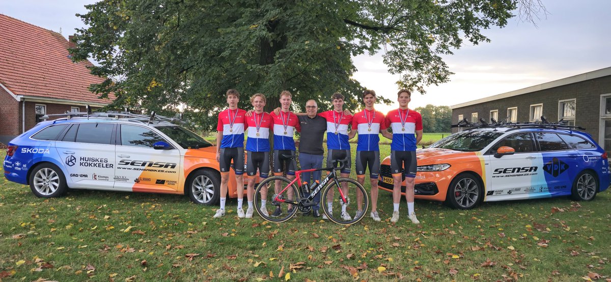 han_vaanhold's tweet photo. Vandaag schitterende emotionele afsluiting SENSA Cyclingteam. Activiteit, bbq, zang Roy Schulten. Mooie woorden Nick voor vertrekkenden. Dank voor kado’s en fotokalender. Hoogtepunt  🇳🇱 NCK met Cas, Luuk, Maarten, Rik, Bart Mattanja. Dank Kanjers😢. Op naar CT DIFTAR. Zin aan💪 https://t.co/23LYu8HTb2