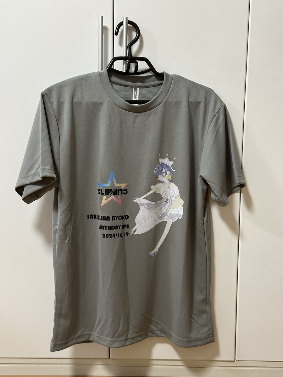 sakimura2018's tweet photo. 生誕Tシャツのデザインはこちらです。
咲村さんご本人のリクエストを入れてドライTシャツにしました。
メンバーカラーのシルバーに違い色という点と、水彩画風のイラストが映えるようにとう点からグレーが選択されました。CLIPCLIPのロゴは運営よりデータを頂きました。
#咲村良子生誕祭2024 https://t.co/ouJrl9RFKI