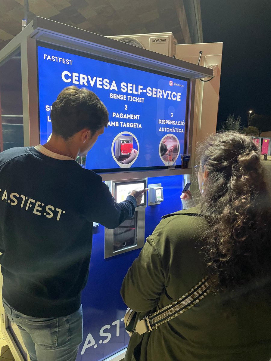 AplecCaragol's tweet image. #Innovació Enguany, com a novetat, la #METABAR, un autodispensador creat per la start-up lleidatana #FASTFEST, on amb la teva targeta de crèdit i ‘un click’ tindràs la teva San Miguel MAGNA (300 o 400cl) ben fresqueta!

🐌🍺🎶 #CervisiaLleida!
#SomFecoll #AplecLleida @SanMiguel