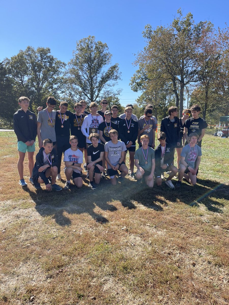 FestusCC's tweet image. Boys win the JV and varsity conference races today.