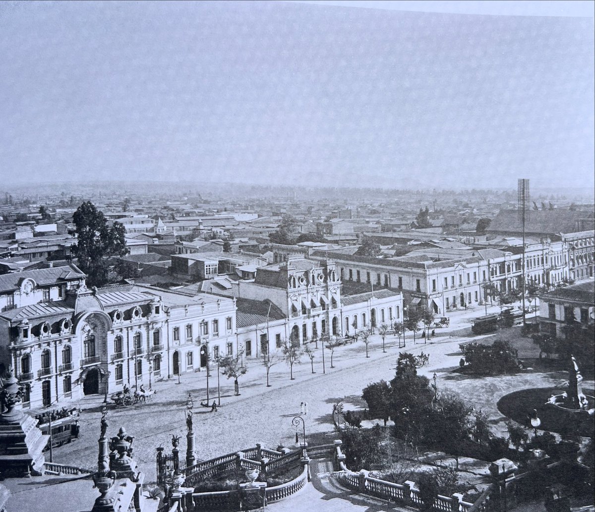 dirodriv's tweet photo. Alameda desde el cerro Santa Lucía. A la derecha Miraflores, todavía ni existía la Biblioteca Nacional. Al frente tiempo después estaría el Cine Santa Lucía . @santiagoadicto @alb0black @fotohistoriacl https://t.co/vo6jw3lqop
