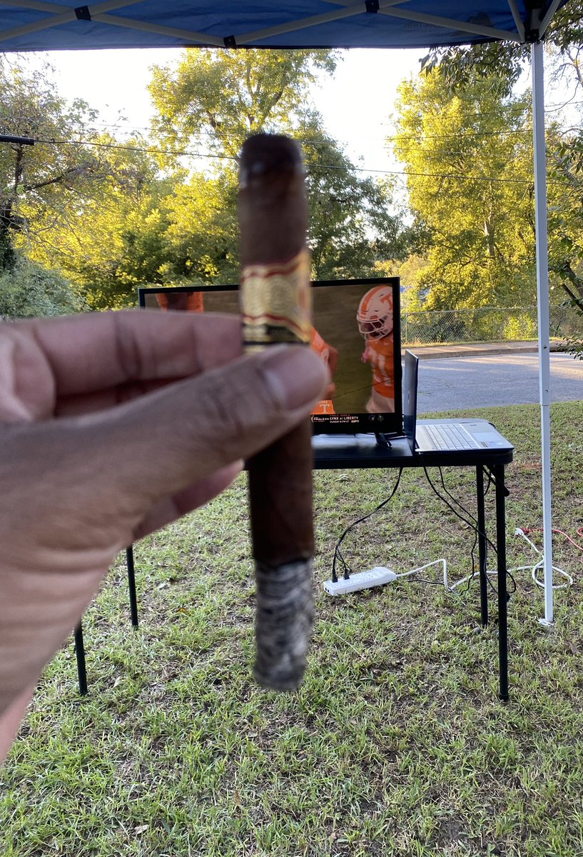 kicksandcigars's tweet photo. So far so good ha ha. Waiting on that GA vs TX game 👀🫡🧠 #cigars #smokingnow https://t.co/F6kSyX8y6E