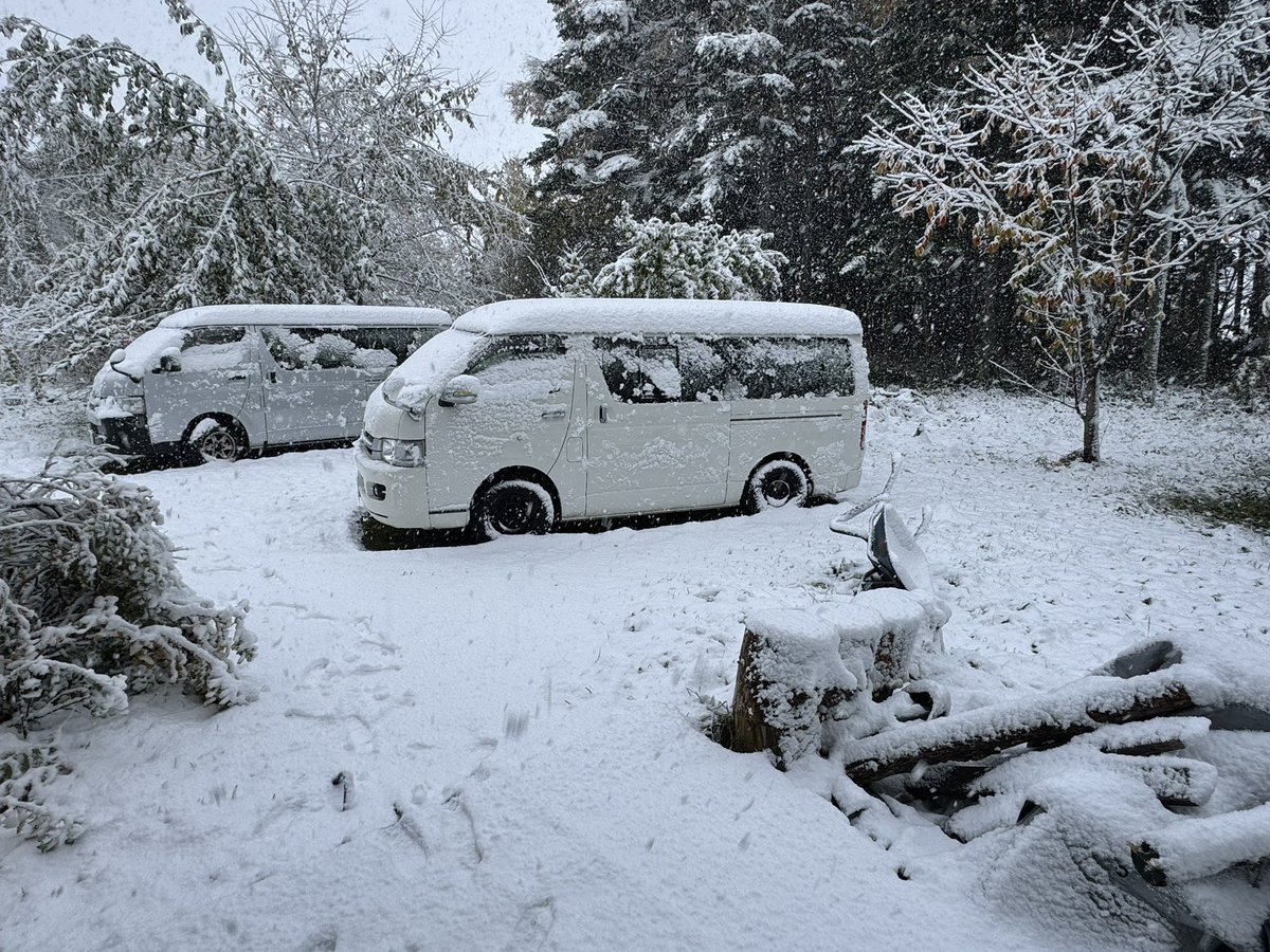 jinendokachi's tweet photo. おはようございます。
朝起きたら外は雪景色😅
今も雪は降り続いています。

#網走天気　#網走生活　#オホーツク自然堂　#北海道の暮らし https://t.co/SukLLHoYIt