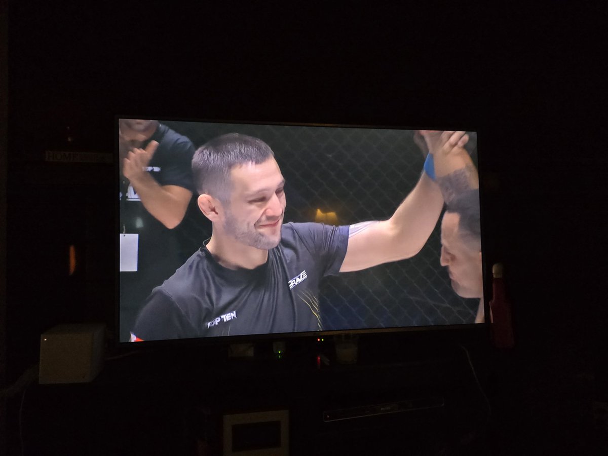 BeardsAndInk's tweet image. Holy shit at the finishes! Richie Smullen gets the High Elbow Guillotine in record time! Jesus.
#BraveCombatFederation 🤘😠
#MMATwitter