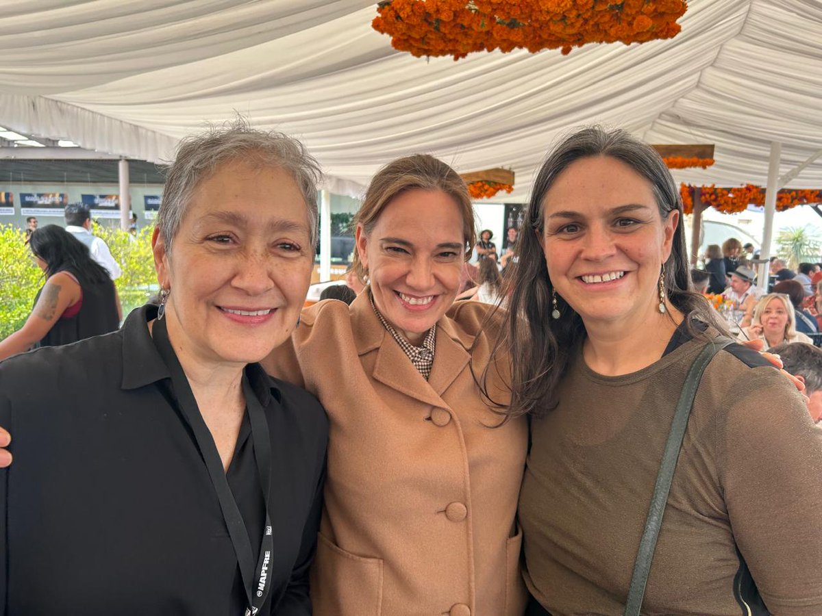 Daniela_MichelC's tweet photo. Con mis queridas y admiradas amigas, Marina Stavenhagen (@titounette1962), próxima Directora General de la @CinetecaMexico, y Daniela Alatorre (@dalatower), titular de @imcine, en este #FICM2024. https://t.co/UETaGx9FEv