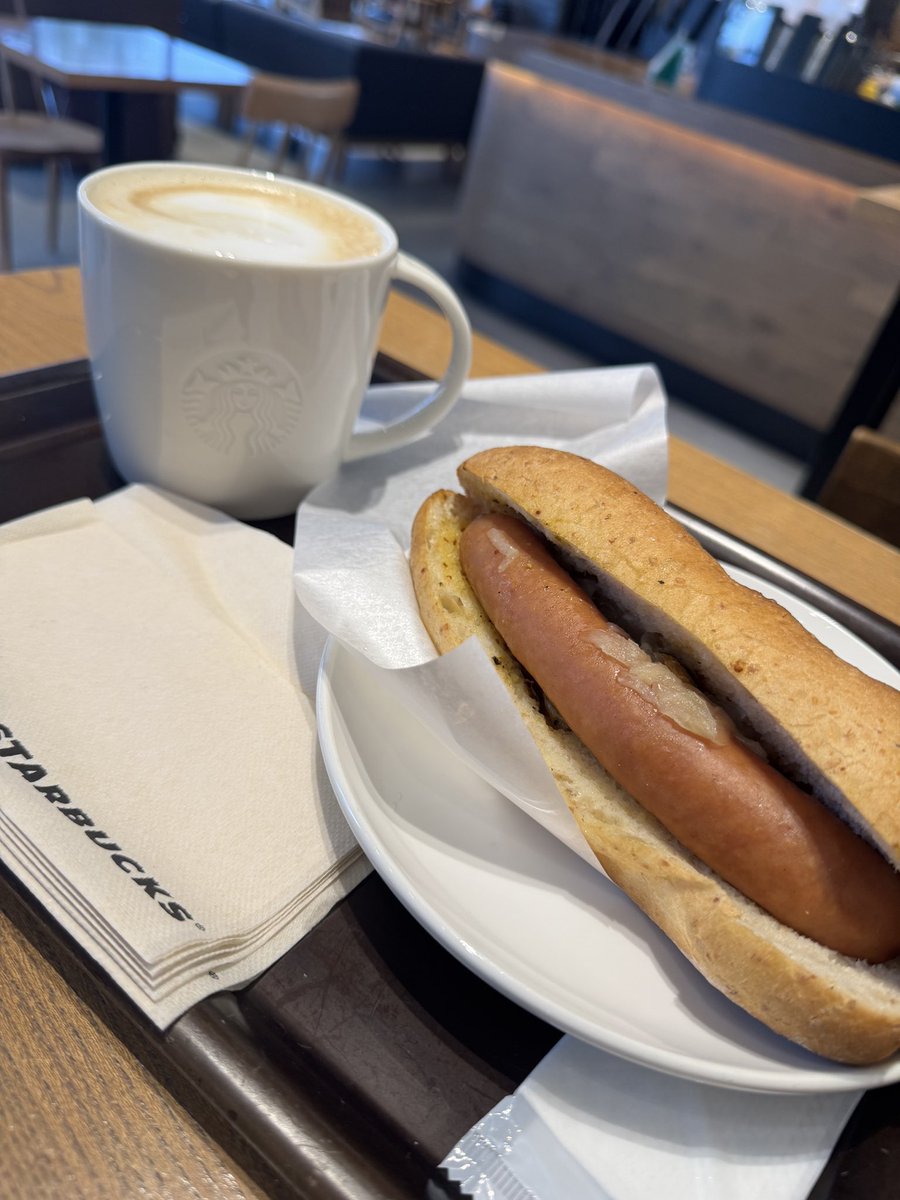 akisanfox's tweet photo. #朝活スタバ 
気温が下がって☕️ホットラテでスタート✨
ハード系パン🌭カレー味が美味しい☺️
今日も頑張っていきましょう🙆‍♂️ https://t.co/9uaMFFN3Xo