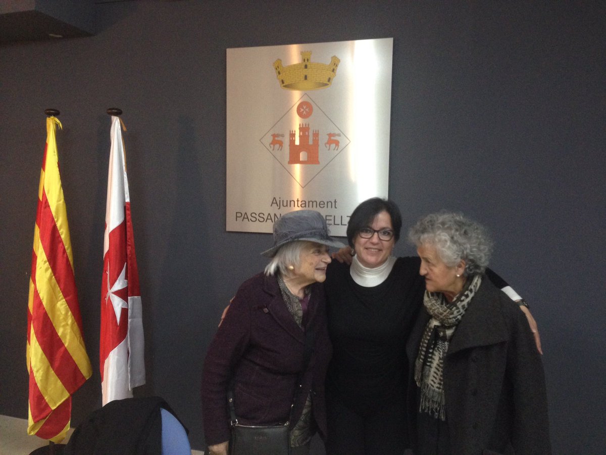 carmeaf's tweet photo. @som3cat Jo també tinc una foto amb les iaies de Catalunya ♥️♥️
La Pilarin Bayés i la Roser Capdevila
Dues dones increibles!!! https://t.co/UqFzpvHY5X