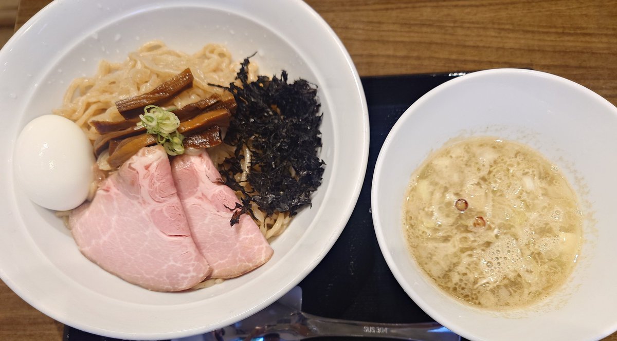 isofurabon6969's tweet image. Fishmenさんで煮干しつけそば大盛り+味玉をいただきました🍜
絶妙な塩梅の煮干しつけそばの虜になっております笑
よしかわさんの麺とは違う全粒粉入りの麺もまた煮干しのつけ汁に合っててとても良い👍️
朝から煮干しチャージを出来るという贅沢＆幸せ😋
#Fishmen 
#北本市