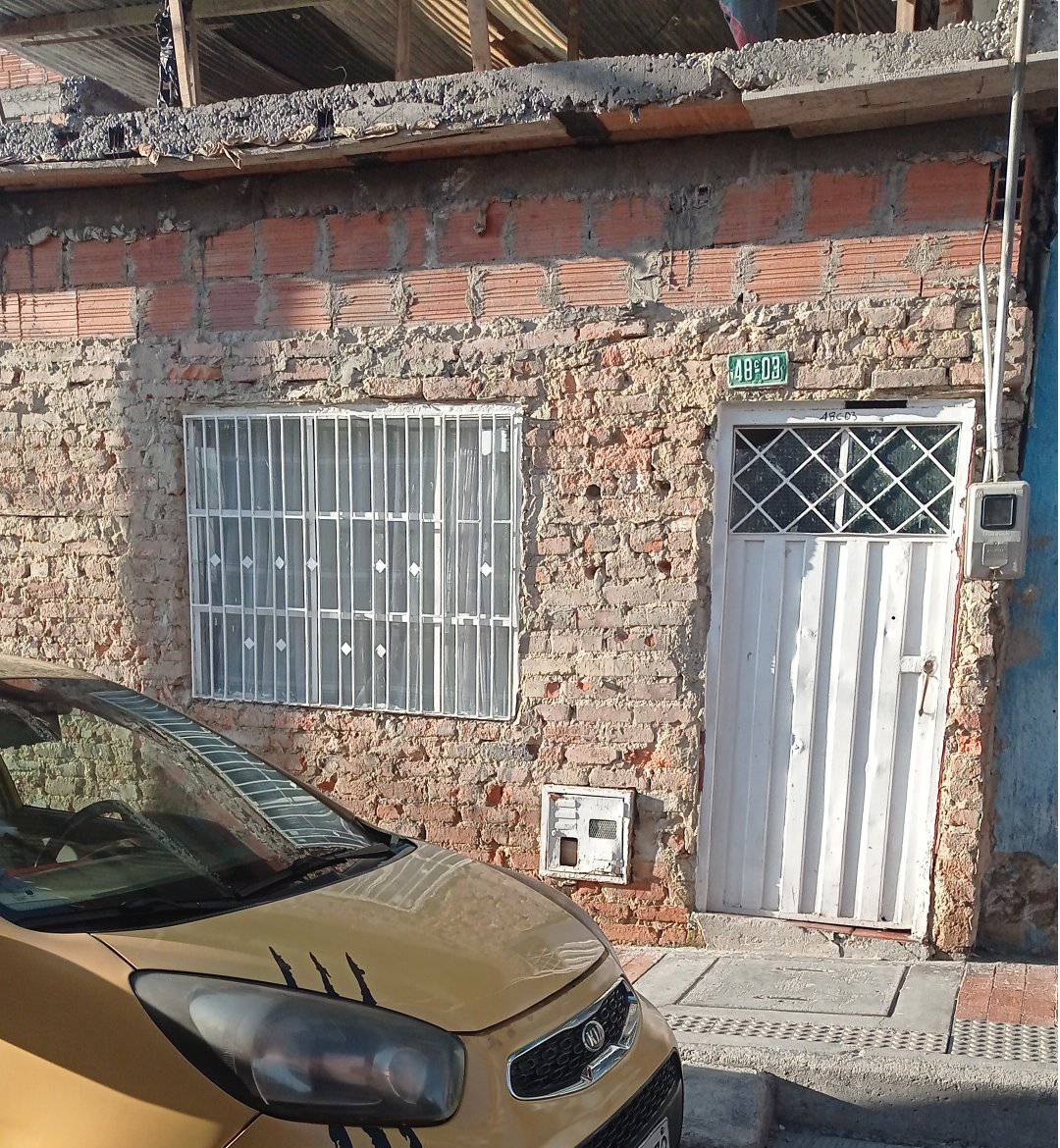 PlataformaALTO's tweet photo. Actualización caso Pelusa, la gatica robada de su casa por un ladrón serial de animales 

Gracias a la difusión se encontró la casa del ladrón. El sujeto no volvió, pero su pareja dice que vende animales robados en Restrepo y Chapinero

Su familia pide que sigamos difundiendo 🙏 hasta encontrarla.

Ellos han ido a buscarla en los locales de estas zonas pero hasta ahora nada. 

Hay la seguridad de que Pelusa fue vendida, debe estar algún lado.