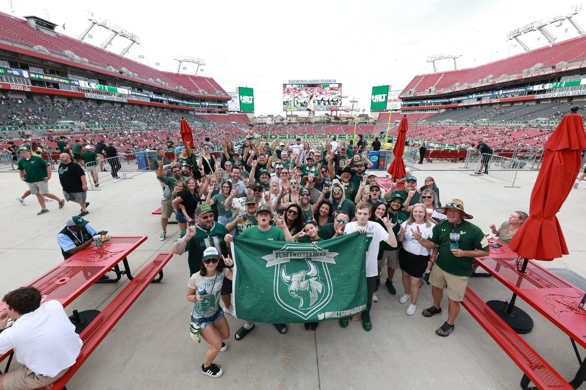 Great turnout for the #USFTwitterHerd halftime picture! 
🤘🪜🤘