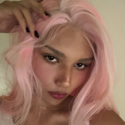 EliaaLloyd's tweet photo. #pinkhair #dontcare  :) https://t.co/s8gVDaljZI