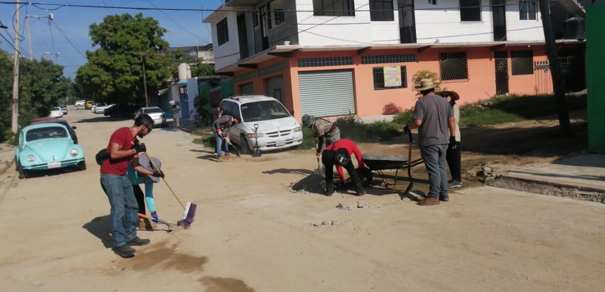 cultura_mx's tweet photo. Las brigadas de apoyo de la Secretaría de Cultura continúan dando atención a las comunidades afectadas en Acapulco por el paso del huracán John. Apoyan a la población con limpieza de calles y viviendas en la colonia Zapata, a la entrada del puerto y en el área deportiva de esta misma demarcación.