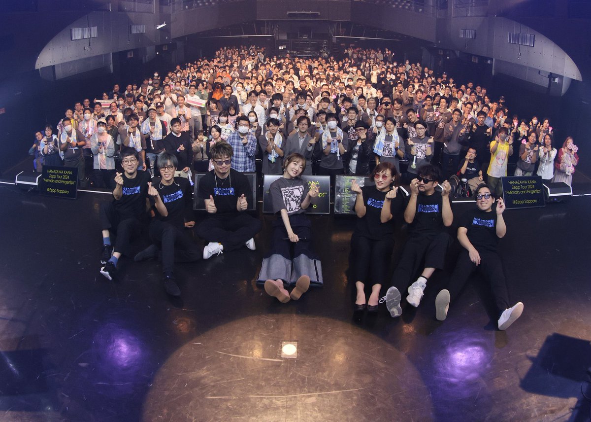 drummer_ryoma's tweet photo. HANAZAWA KANA Zepp Tour 2024
"Memoirs and Fingertips" supported by 明治

花澤香菜さんのZeppツアーに参加させていただきました。僕が参加させていただいたのは、初日横浜、5箇所目札幌の2箇所でした。

WEST.に続いて、急病により亡くなられた渡邊シンさんの代打という形での出演でした。

最初はシンさんのリハ音源を聴くことすら辛く、言葉では表せない喪失感から始まったツアーでした。そんな中、国内他4公演を担当されるドラマーが憧れの佐野康夫さんということを知り、今まで面識がなかったもののこのタイミングで佐野さんと一緒にステージを作っていけることが嬉しくて…。
きっとこの機会をシンさんが与えてくださったんだなと思いました。

そんなシンさんへの気持ちを胸の奥底でぐっと燃やしながら、精一杯噛み締めるように2公演演奏させていただきました。

素晴らしい曲、最高のバンドメンバー、素敵すぎる花澤さん、頼もしいスタッフの方々、熱すぎるファンの方々、全ての方々に感謝しております。
すごく心に刻み込まれるツアーになりました。
ありがとうございました。

これで、シンさんの代打をさせていただくのは本当に本当に終わりかと思うと、また感情が込み上げてきてしまいます。でも、シンさんへの尊敬と意志を継いで演奏活動していきたいと心から思います。

#花澤香菜 
#北川勝利 
#毛利泰士 
#千ヶ崎学 
#山之内俊夫 
#末永華子 
#渡邊シン 
#佐野康夫 
#多田涼馬 
#yamahadrums 
#zildjian 
#aspr