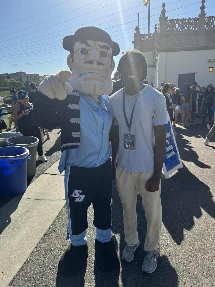 After an amazing gameday visit, Blessed to receive an offer from the University of San Diego! <a href="/coach_MAponte/">Matt Aponte</a> <a href="/RCHSCougarsFB/">RCHS Football</a> <a href="/Ca_RecruitsKnox/">Nationwide Recruits ( Coach Knox)</a>