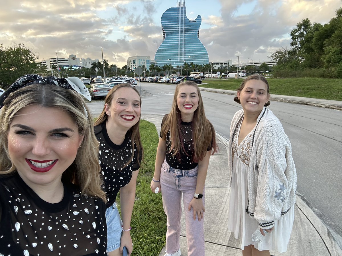 catcronin's tweet photo. On our way!!!  #MiamiTSTheErasTour https://t.co/2iZntiORlH