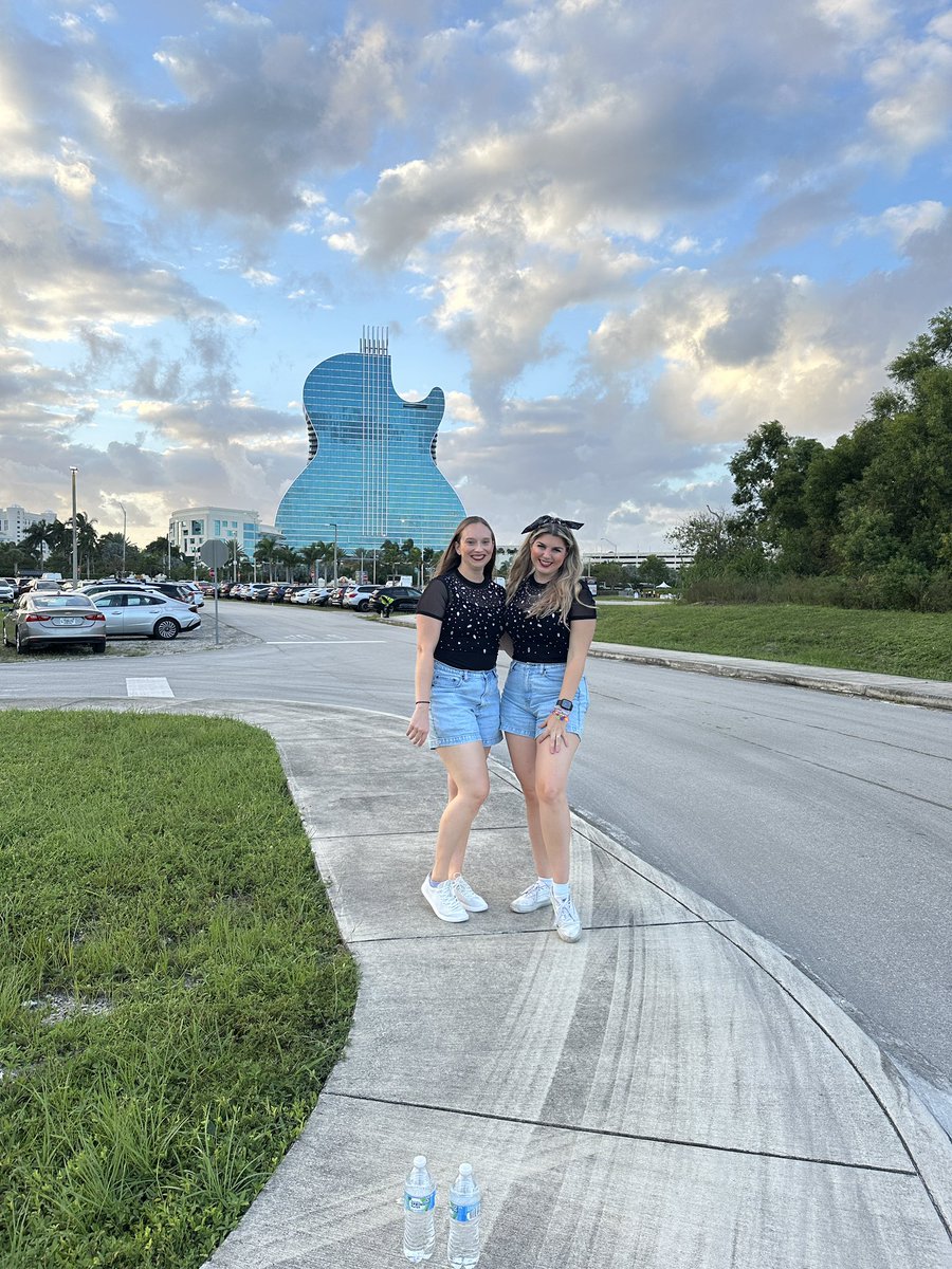 catcronin's tweet photo. On our way!!!  #MiamiTSTheErasTour https://t.co/2iZntiORlH