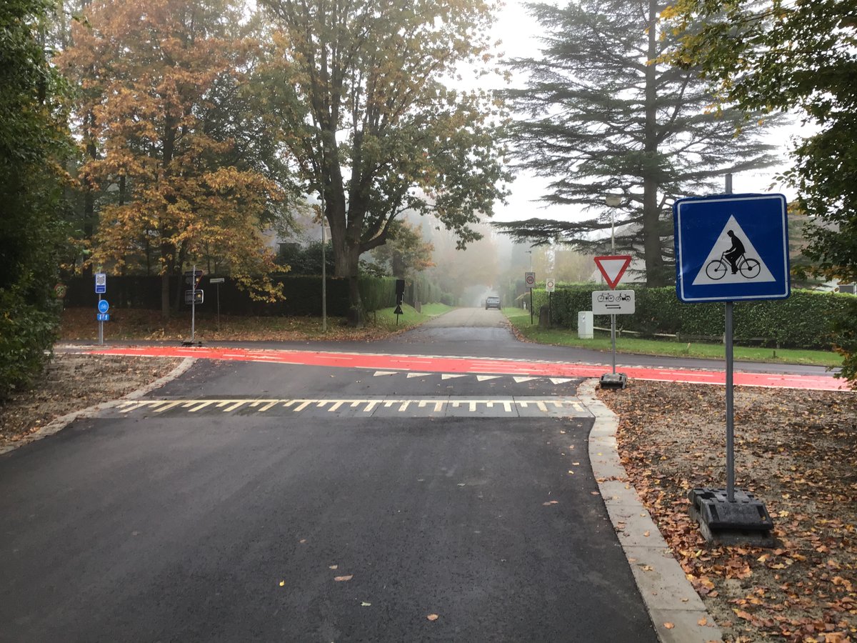 alechat1's tweet photo. A noter qu'on retrouve la même prioritisation de la #cyclostrade 350m plus loin...
Par contre, ils vont être bons pour refaire le marquage.
Il s'agit de la #F204, pas la #F29
Poke @MarijnStruyf https://t.co/lnXZEfNXWX