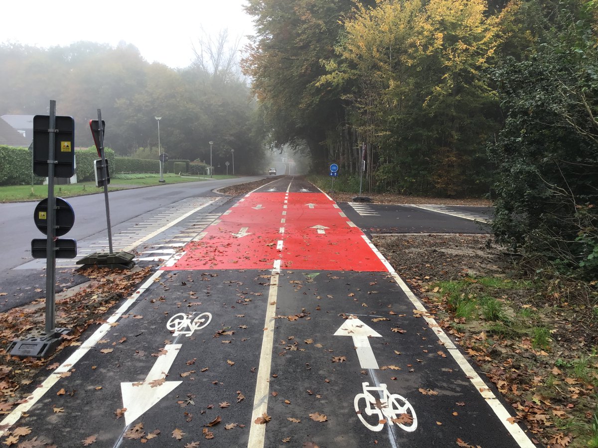alechat1's tweet photo. A noter qu'on retrouve la même prioritisation de la #cyclostrade 350m plus loin...
Par contre, ils vont être bons pour refaire le marquage.
Il s'agit de la #F204, pas la #F29
Poke @MarijnStruyf https://t.co/lnXZEfNXWX