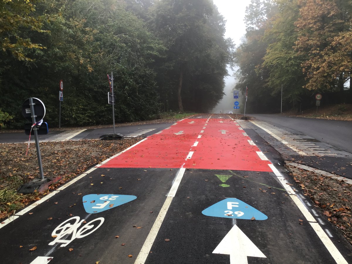 alechat1's tweet photo. A noter qu'on retrouve la même prioritisation de la #cyclostrade 350m plus loin...
Par contre, ils vont être bons pour refaire le marquage.
Il s'agit de la #F204, pas la #F29
Poke @MarijnStruyf https://t.co/lnXZEfNXWX