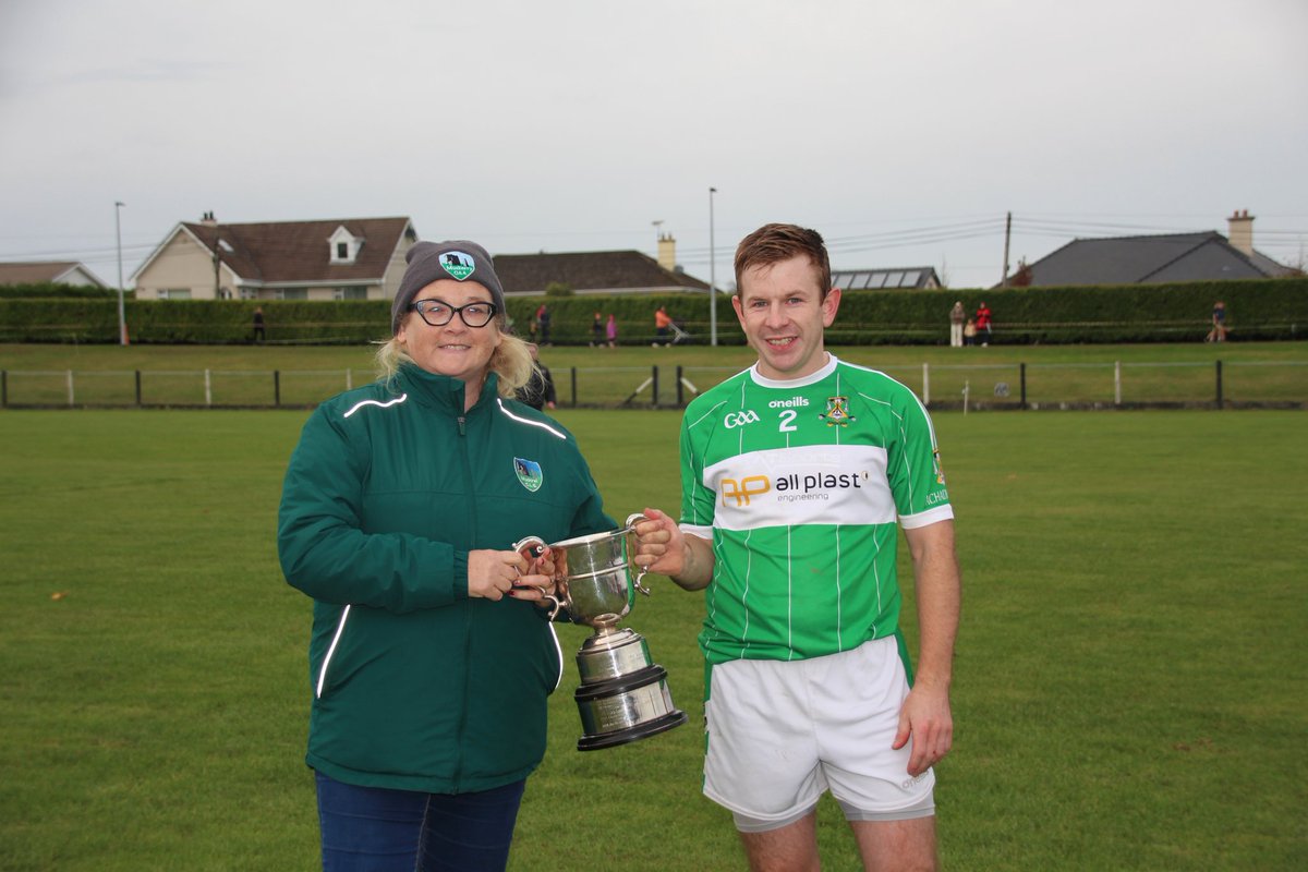 MuskerryGAA's tweet photo. Muskerry Junior B Hurling Final Champions @aghabulloguegaa 
Enda Linehan Board Rúnaí presenting Denis Quinlan with the Cup. Also team pic
Hard Luck to Blarney https://t.co/jF7dMN5V4F