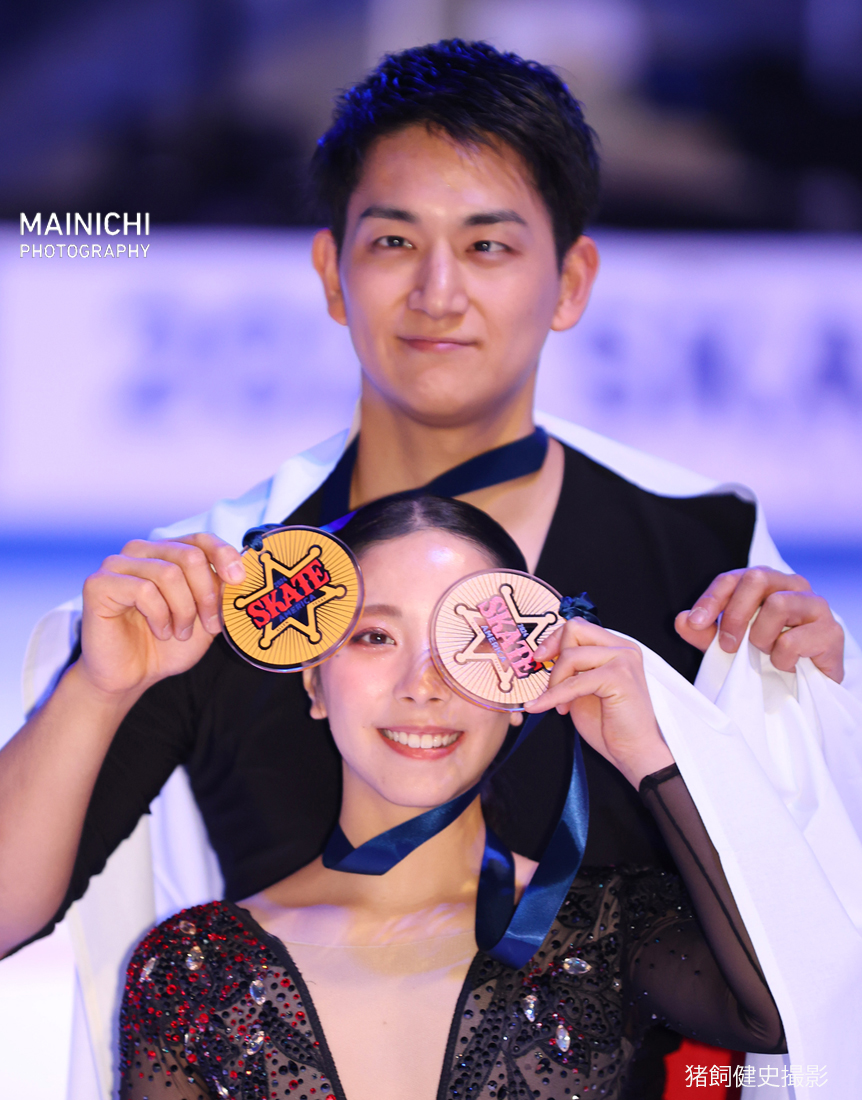 mainichiphoto's tweet photo. #フィギュアスケート のGPシリーズ #スケートアメリカ。ペアで優勝し、金メダルを手にする #三浦璃来 選手、#木原龍一 選手組です。#りくりゅう #スケアメ
写真特集https://t.co/EaA4fFPXVs
撮影 @Kenji_Ikaiphoto https://t.co/33eBabRgSw