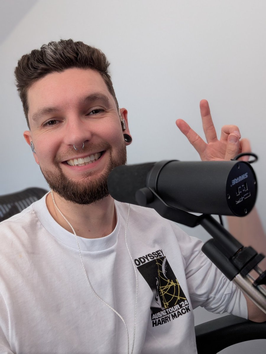 Live on Twitch drinking coffee and playing video games ☕ twitch.tv/chapperz