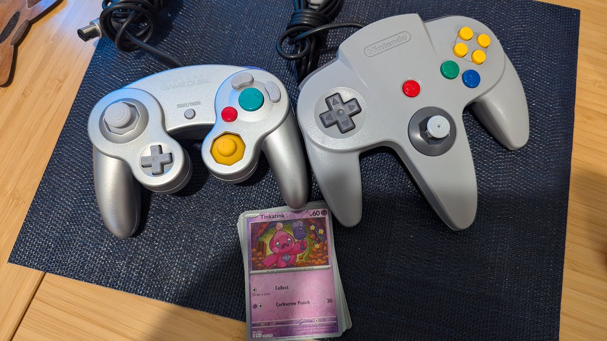 Just got these controllers from <a href="/RetroIslandNY/">Retro Island Gaming</a> for whenever I decide to do some speedgaming in the future, and they arrived quickly in great condition! They also included some free pokemon cards which was nice of them - will definitely be buying stuff from them in the future 🙂