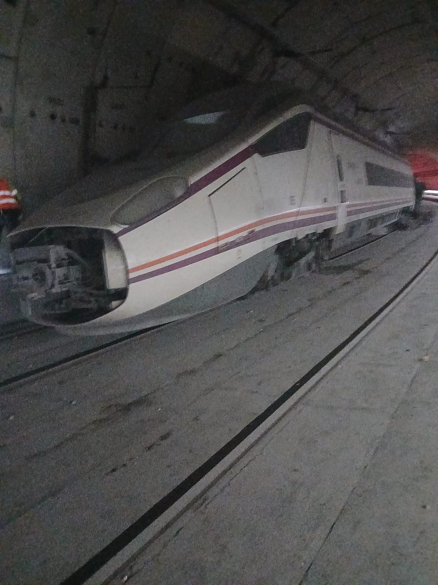El descarrilamiento de un tren de la serie 114 en el túnel Atocha-Chamartín de ancho internacional, en circunstancias que se están investigando, y un intento de suicidio en Méndez Álvaro, sobre el lado sur de Atocha, han generado graves retrasos y cancelaciones de trenes. Fotos