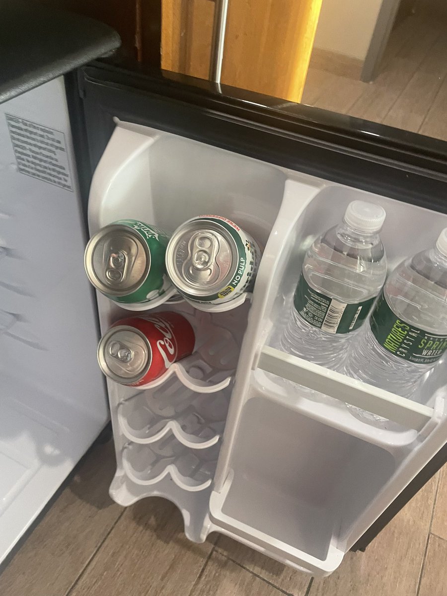 MicheleStl79's tweet photo. Somehow thereโs an upgrade on my hotel room - to include a few SNACKS๐ #BigBackShit https://t.co/F1uZjWkb3R