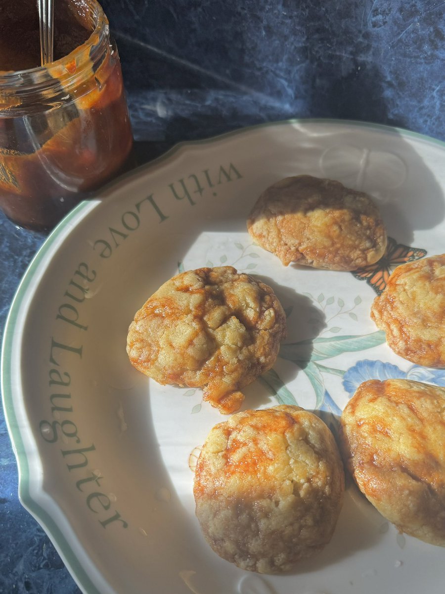 Wonderbredd's tweet image. Made caramel for the first time, then made cookies. Puhhhhleeeease make