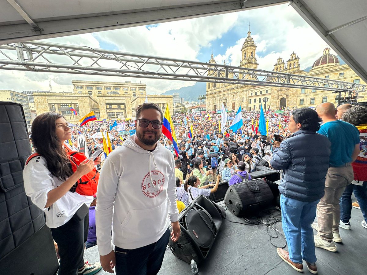 Nos dijeron que 3 gatos iban a marchar por los niños. Aquí sus 3 gatos. 

No nos van a detener.