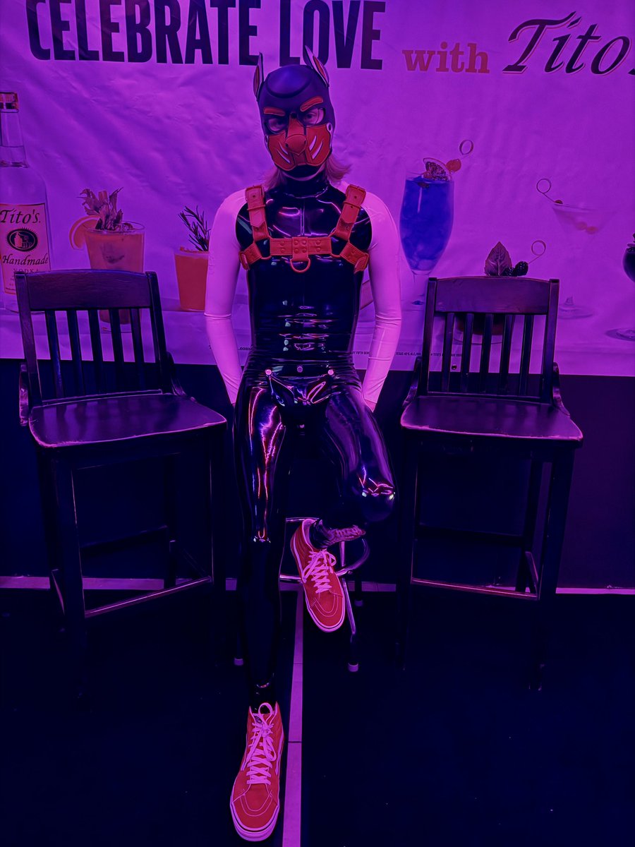 Puppy all alone? 
Who gonna join?
#atlantaeagle #rubber #rubbergear #puplay