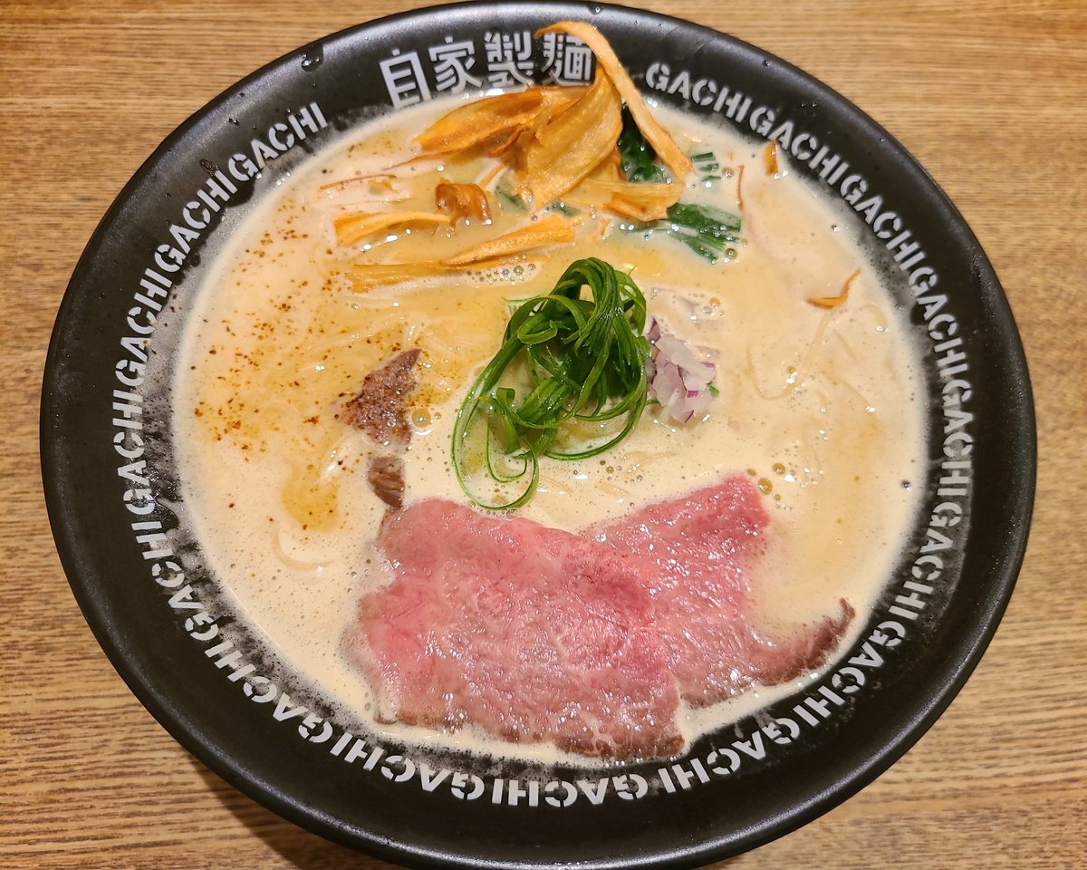 omune's tweet photo. メショ���サンフランシスコに後輩と。あのMENSHOがアメリカに出店し、人気を博してるというので期待大です。
◆白トリュフ香る鶏白湯ラーメン
美しい✨️ローストビーフ美味しいわー。スープは見た目よりさっぱりして美味しく頂きました！
#メンショーサンフランシスコ 
#ラーメン好きな人と繋がりたい https://t.co/E6B02lI1mN
