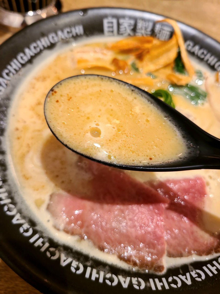 omune's tweet photo. メショ���サンフランシスコに後輩と。あのMENSHOがアメリカに出店し、人気を博してるというので期待大です。
◆白トリュフ香る鶏白湯ラーメン
美しい✨️ローストビーフ美味しいわー。スープは見た目よりさっぱりして美味しく頂きました！
#メンショーサンフランシスコ 
#ラーメン好きな人と繋がりたい https://t.co/E6B02lI1mN
