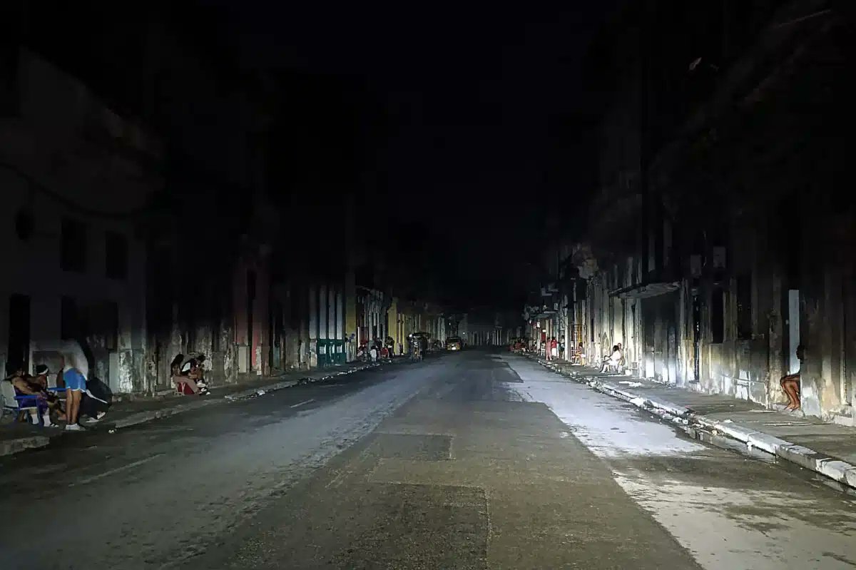 Cuba en total oscuridad. Un hecho sin precedentes en la historia de nuestro pueblo.
Escribo con desesperación mientras Cuba enfrenta un desastre humanitario sin precedentes. La isla está sumida en un apagón devastador que ha paralizado los servicios esenciales. Los hospitales