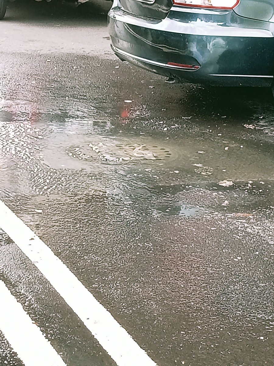 tikkisucky's tweet photo. @AlcaldiaAO, @SacmexCDMX ya van dos días con una fuga de agua de una coladera sobre Av Alta Tensión entre Rosa de Castilla y Molino de Rosas https://t.co/hUnGx7U1Tb