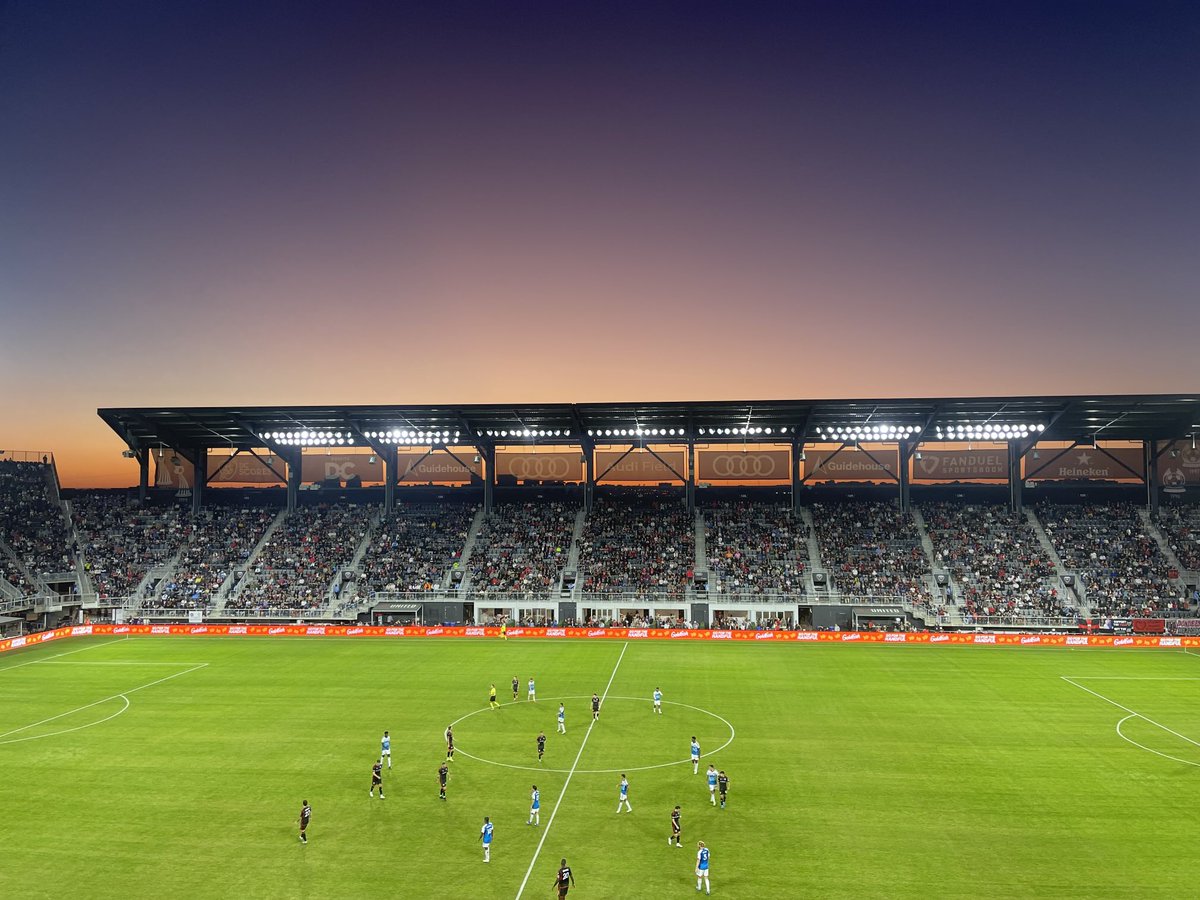 Beautiful sunset at ⁦<a href="/AudiField/">Audi Field</a>⁩ 

¡Bellísimo atardecer en Audi Field!

Vamos ⁦<a href="/dcunited/">D.C. United</a>⁩ ⚽️⚽️⚽️