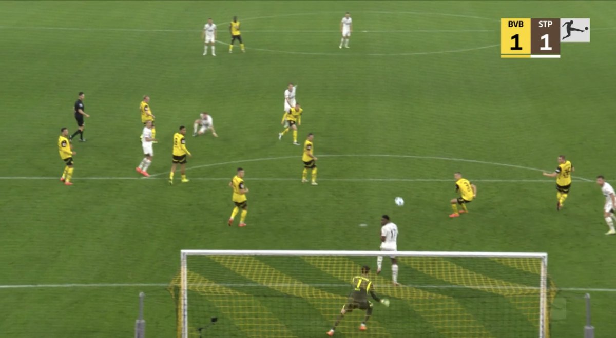 graefe_manuel's tweet photo. #BVBFCSP 1:1 strafbar-> Kobel Aussage. Beim Schuss steht Paulianer direkt im 5er vor ihm&amp;der Ball passiert ihn nur ganz knapp.Natürlich hat das -auch wenn nur minimal&amp;ganz kurz-Impact auf den Torwart&amp;wäre sonst vl haltbar! Ist #Bundesliga &amp; da sind es die Kleinigkeiten: Abseits! https://t.co/KZwxDn5sUt