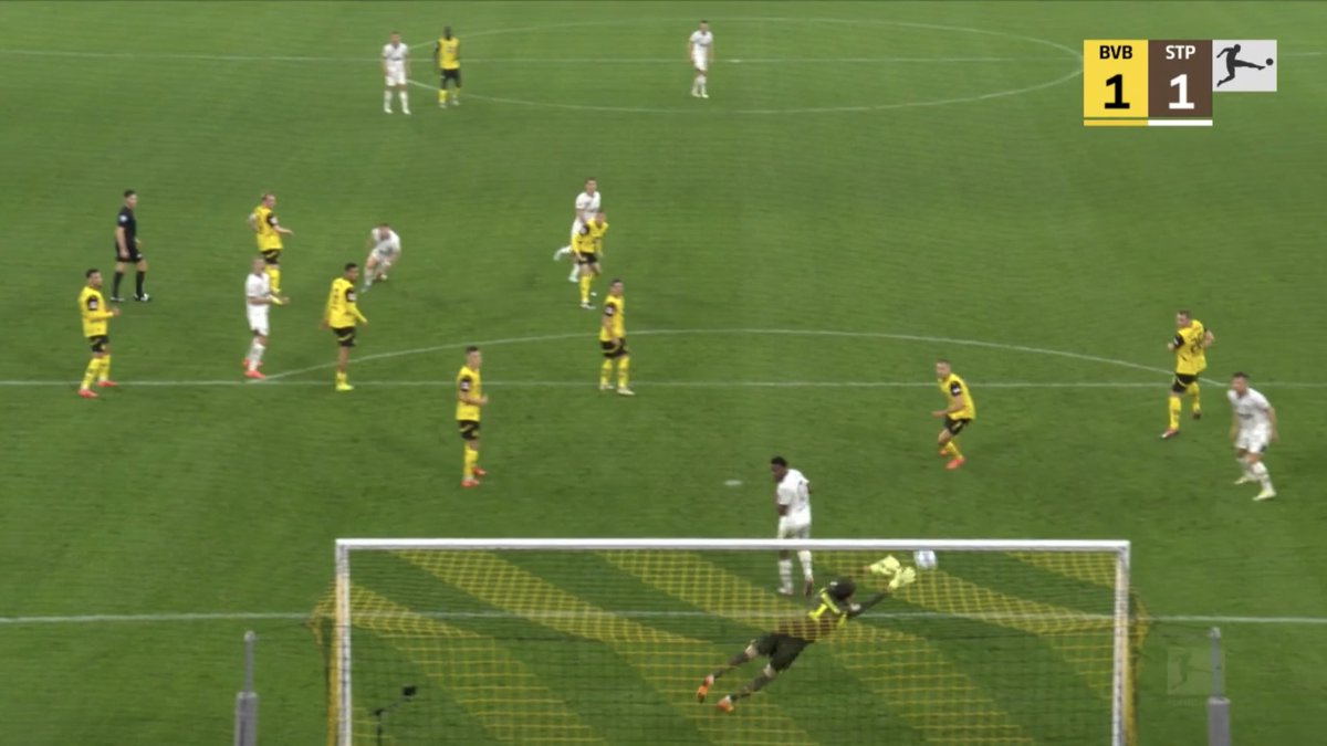 graefe_manuel's tweet photo. #BVBFCSP 1:1 strafbar-> Kobel Aussage. Beim Schuss steht Paulianer direkt im 5er vor ihm&amp;der Ball passiert ihn nur ganz knapp.Natürlich hat das -auch wenn nur minimal&amp;ganz kurz-Impact auf den Torwart&amp;wäre sonst vl haltbar! Ist #Bundesliga &amp; da sind es die Kleinigkeiten: Abseits! https://t.co/KZwxDn5sUt