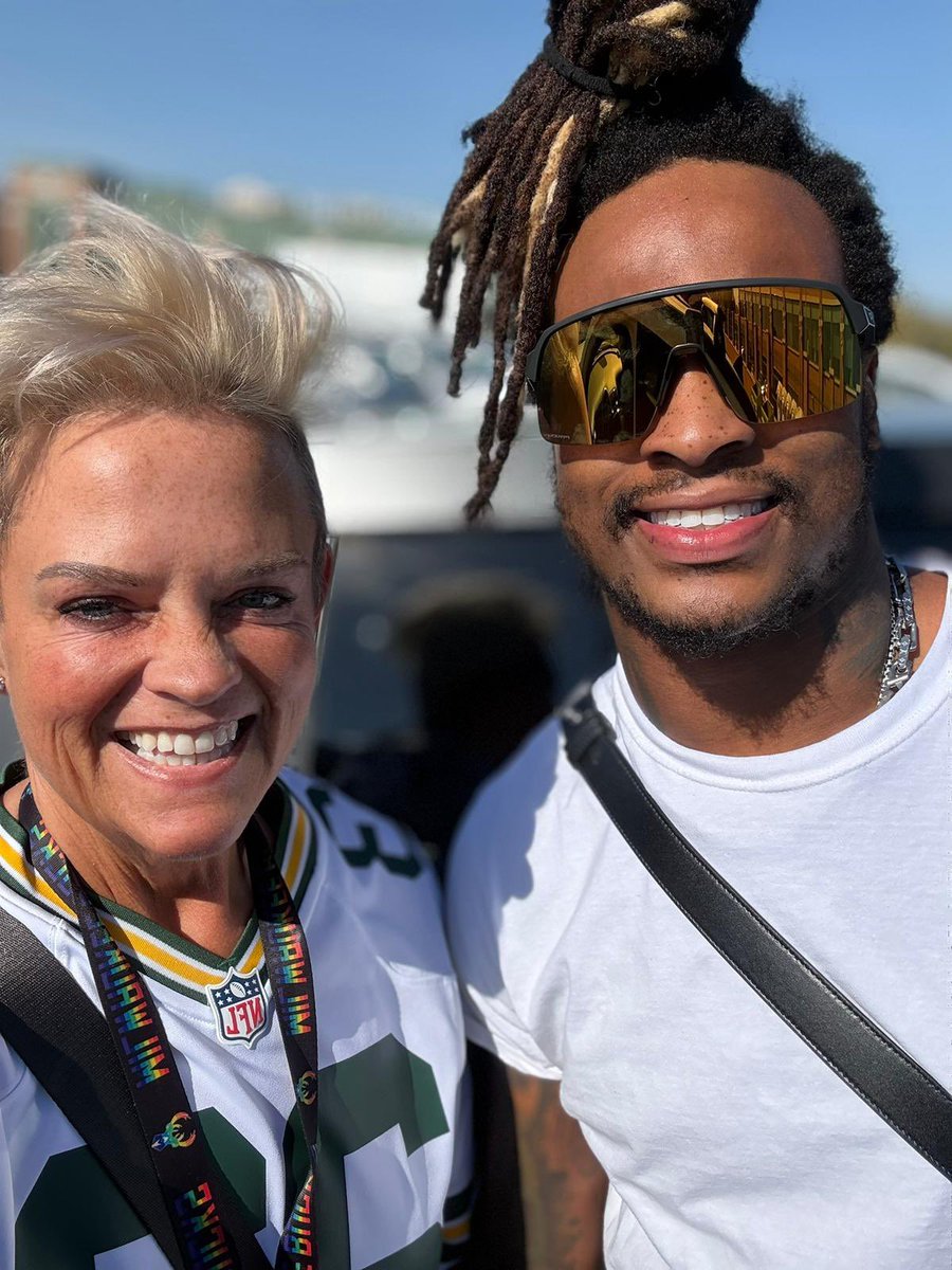 Megs53807's tweet photo. @QuirozTheSecond @packers @amfam I think he’s everyone’s sunshine! Lol My sister is up there and pulled up to park, a cyber truck parked next to her and guess who it was? The man himself!!! 💚💛 https://t.co/rrw7G320W9