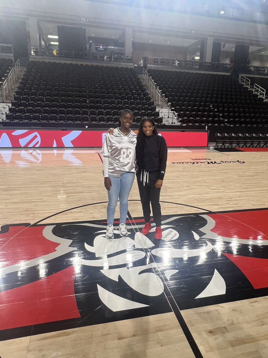 triley1014's tweet photo. #underclassmenday #toGodbetheGlory #oneofmany @miyariley5 @HoopGirlsBHS @govswbb Huge shoutout to @Young_CoachB, @coachpeggyls , her staff, and her players, they were so welcoming and down to earth. This was a great experience. https://t.co/dfUoUI6V6s