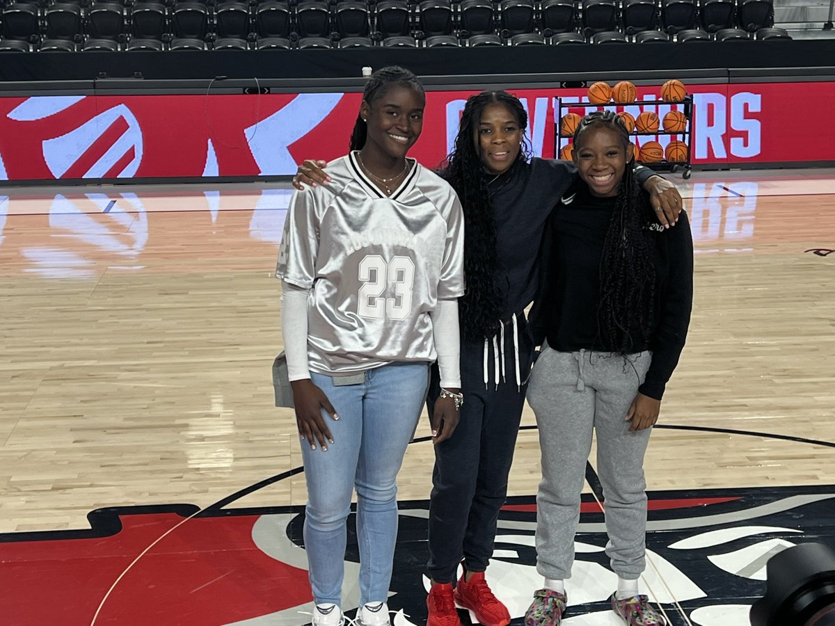 triley1014's tweet photo. #underclassmenday #toGodbetheGlory #oneofmany @miyariley5 @HoopGirlsBHS @govswbb Huge shoutout to @Young_CoachB, @coachpeggyls , her staff, and her players, they were so welcoming and down to earth. This was a great experience. https://t.co/dfUoUI6V6s