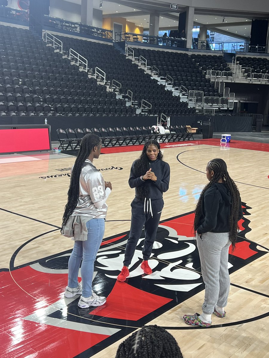 triley1014's tweet photo. #underclassmenday #toGodbetheGlory #oneofmany @miyariley5 @HoopGirlsBHS @govswbb Huge shoutout to @Young_CoachB, @coachpeggyls , her staff, and her players, they were so welcoming and down to earth. This was a great experience. https://t.co/dfUoUI6V6s