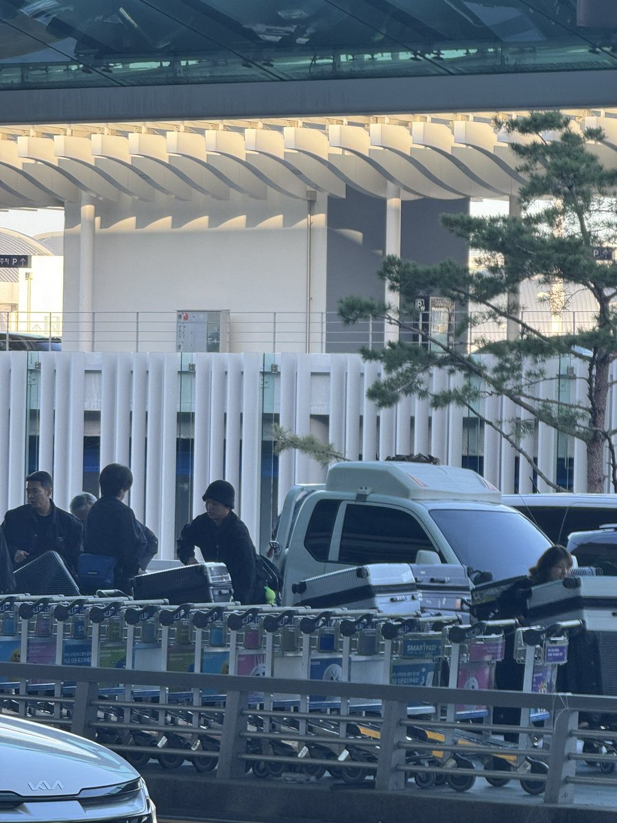 favourite_9yu's tweet photo. Seventeen’s one month worth of stuffs came by trucks 😭😭 https://t.co/xZSV4ZYpoM