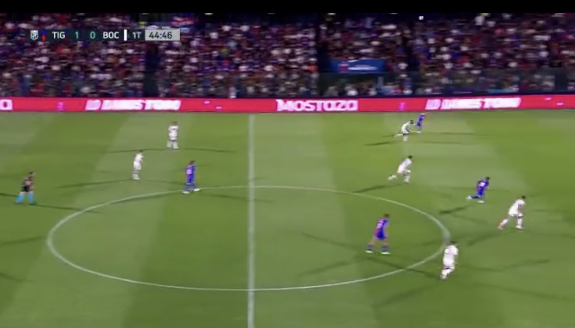 El VAR del bostero Beligoy no tiene una imagen clara de dónde arranca Armoa cuando parte el pase. Tampoco repitieron la jugada. Vignolo y Latorre hicieron silencio.
Sigue la fiesta de la AFA bostera. No tienen ganas de otro año de Sudamericana.