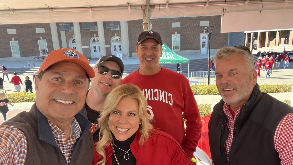 nauseef's tweet photo. An exciting weekend in the #CincyRegion with a @uofcincy @GoBearcatsFB win, our Hometown Heroes event, and @BLINKcincy! Always great to see our Cincy friends including @Prez_Pinto, @KimmLauterbach, and many more. @TimDerickson @GrowCincyUSA @JobsOhio https://t.co/ycMs0YAtfT