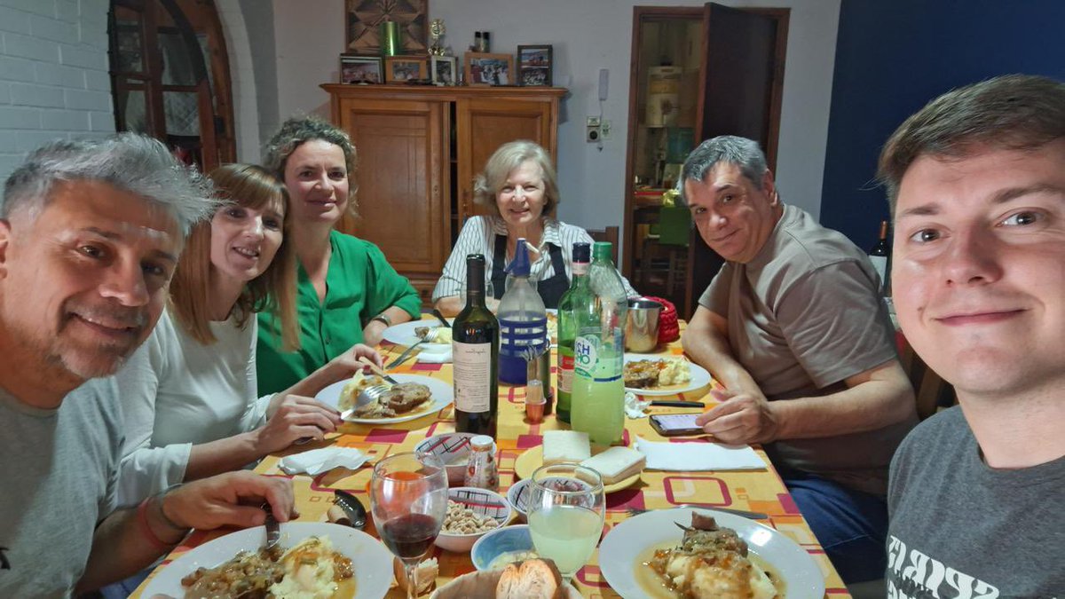 Pasamos un muy lindo sábado en González Moreno. Visité a amigos que hace tiempo no veía, caminé sus anchas calles y a la tardecita terminamos mateando en la plaza y encontrándonos con vecinos que me saludaron cariñosamente. 
Gracias Marta por el exquisito almuerzo !!!