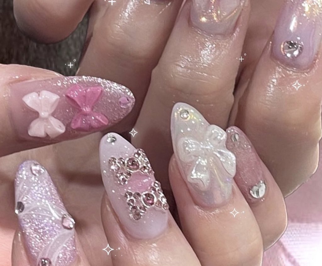 effeminato's tweet photo. ꧁•⊹٭  i  luv  lip  gloss  , soft  silk  ,  pressed  flowers  , sunsets  ,  pink  lace  &amp;  cute  nails  so  much  ⊹•꧂ https://t.co/gpngKG2E8b