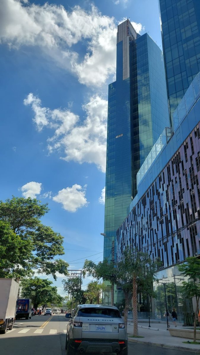 No es Nueva York, es Green Tower en Santa Cruz, con cielo limpio después de varias semanas.